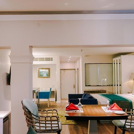 Earl'S Regent Negombo Hotel Bagian luar foto