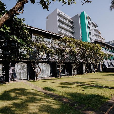 Earl'S Regent Negombo Hotel Bagian luar foto