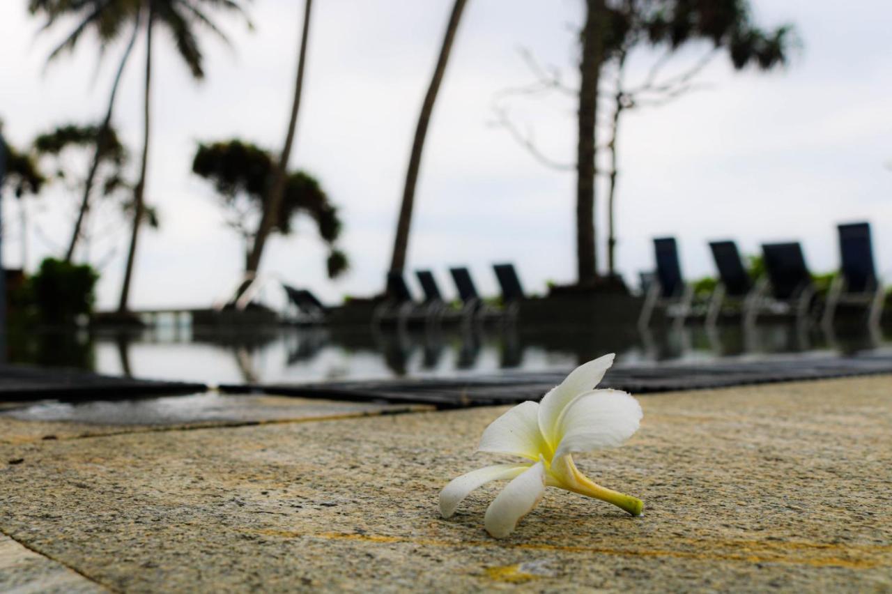 Earl'S Regent Negombo Hotel Bagian luar foto