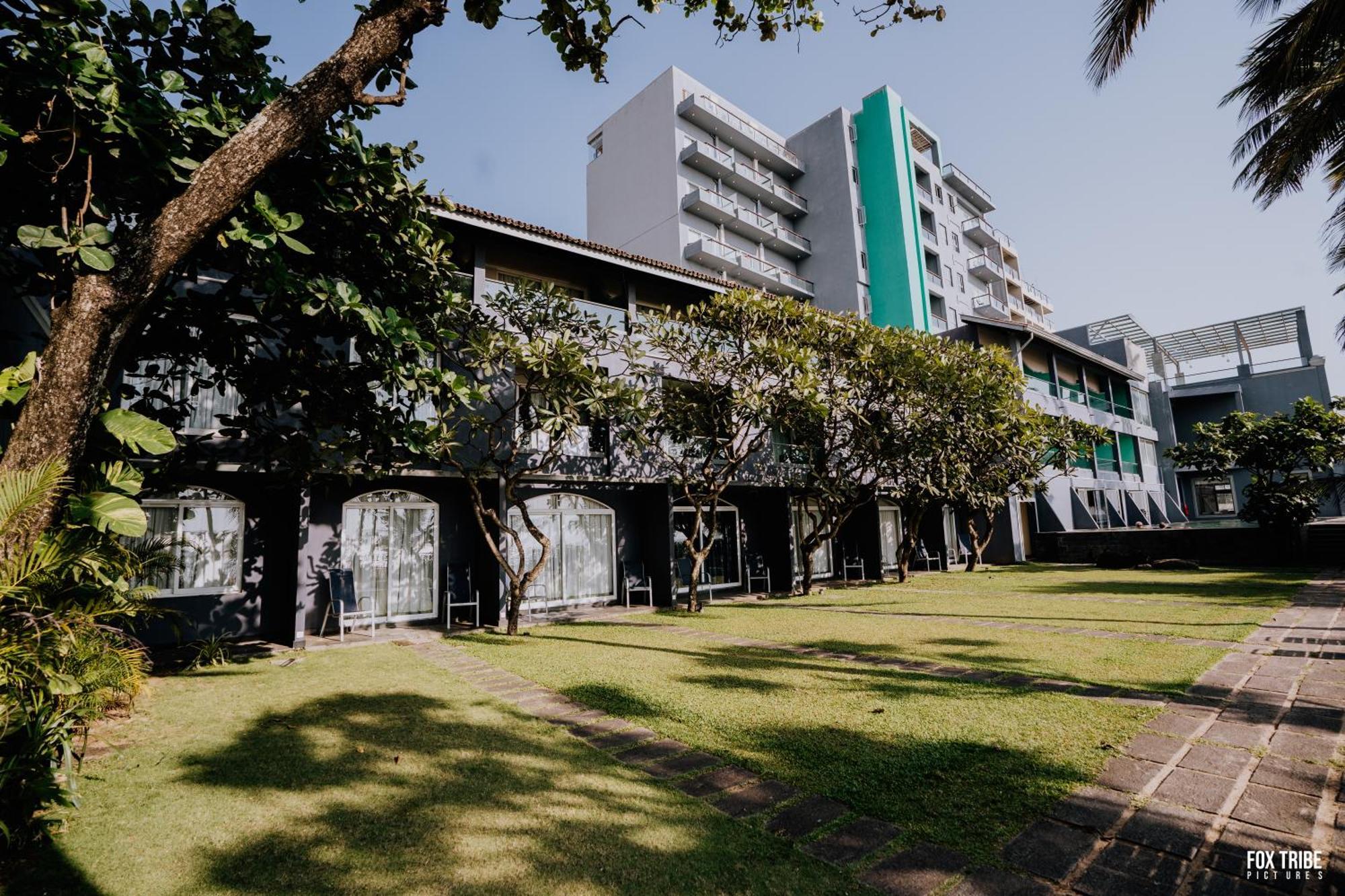 Earl'S Regent Negombo Hotel Bagian luar foto